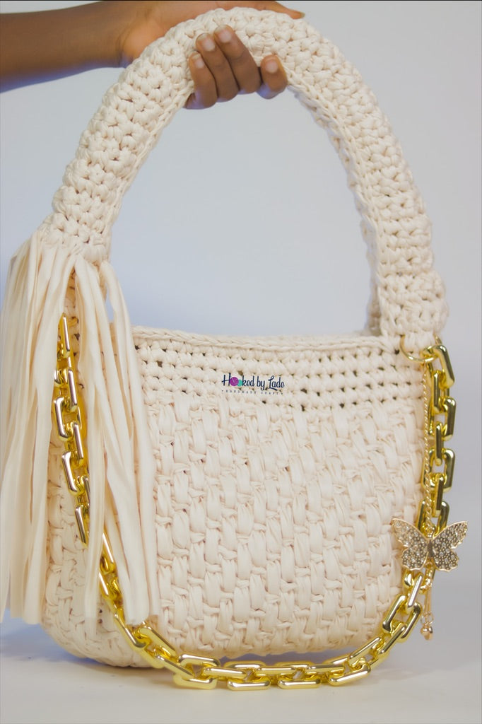 ‘Lade’ tote crochet bag in Off-white (Medium)